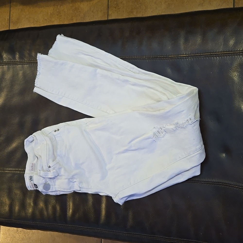 White YMI "wannabettabutt" skinny jeans